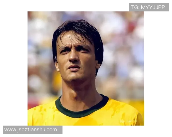 白人足球明星的魅力与帅气展现了运动员的风采与时尚感 白人足球明星的魅力与帅气展现了运动员的风采与时尚感